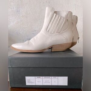 Silent D ankle boots